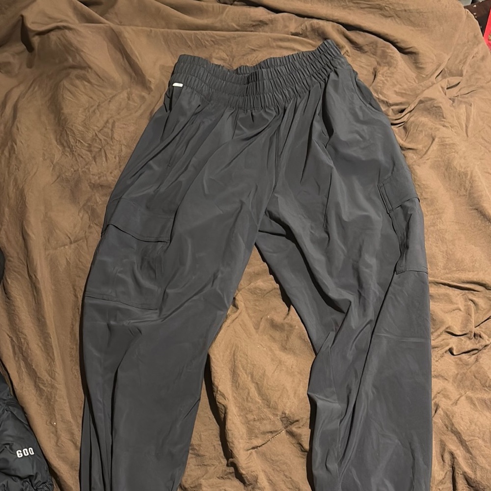 Vuori Black Cargo Pants Relaxed Fit Elastic Waist